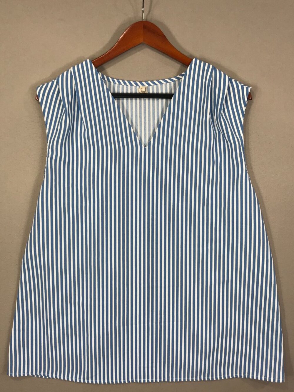 EVALESS Top Women's XL Blue White Striped Popover Blouse V-Neck Sleeveless Beach